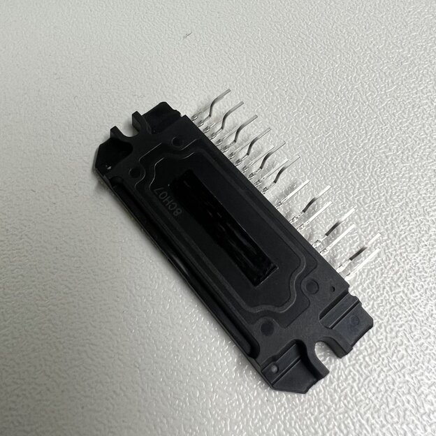 Ein schwarzes Elektro-Bauteil Ein schwarzes Elektro-Bauteil