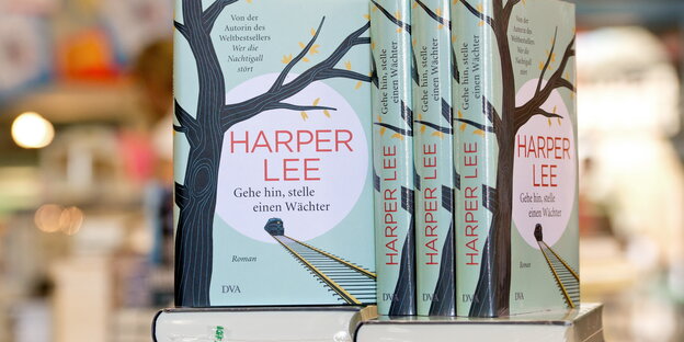 Sechs Expemplare von Harper Lees „Gehe hin, und stelle einen Wächter“