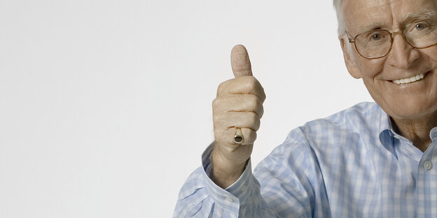 Ein alter Mann zeigt "thumbs up"