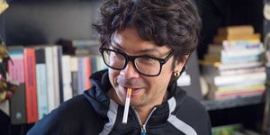 Portrait von Yunior Garcia, der eine ZIgarette im Mundwinkel hat