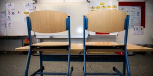 Zwei hochgetsellte Stühle in einem Klassenraum einer Grundschue