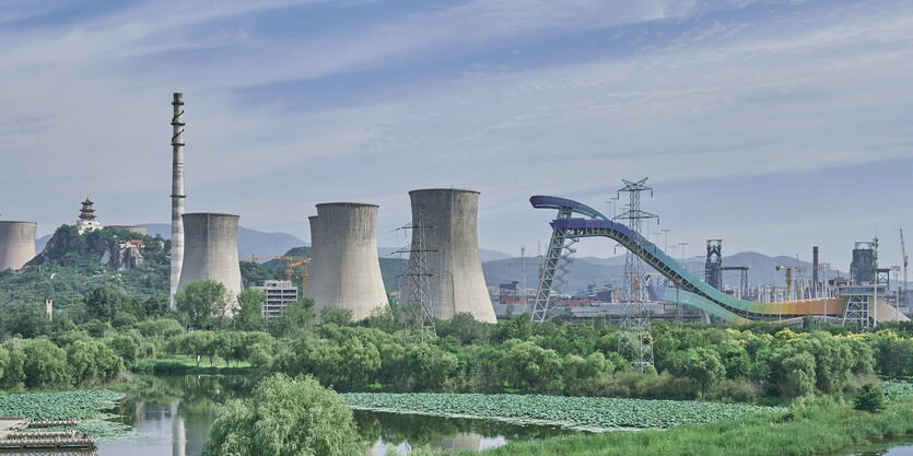 Eine Industrielandschaft mit Kühltürmen, dazwischen die Free-Style-Rampe.