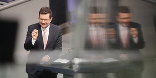 Marco Buschmann (FDP), Bundesminister der Justiz, spricht bei der Orientierungsdebatte zu einer SARS-CoV-2-Impfpflicht im Bundestag