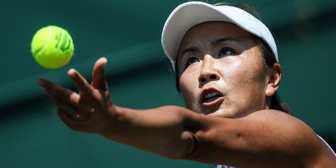 Peng Shuai mit einem Tennisball