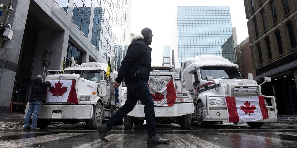 Ottawa in Kanada am 2. Februar: LKWs blockieren eine Straße.