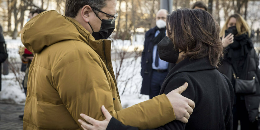 Der Aussenminister der Ukraine, Dmytro Kuleba neben Außenministerin Annalena Baerbock, beide tragen Maske