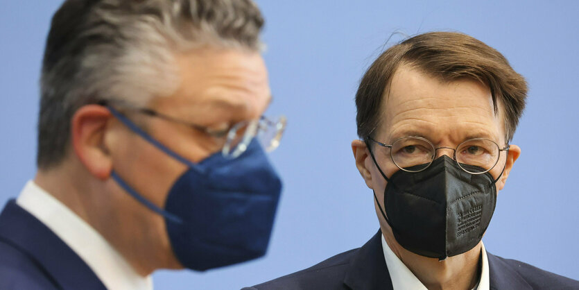 Wieler und Lauterbach, beide mit Masken