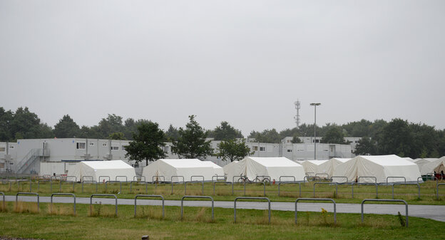 Zelte und Container vor dem HSV-Stadion
