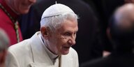 Der emeritierte Papst Benedikt XVI. blickt gen Himmel