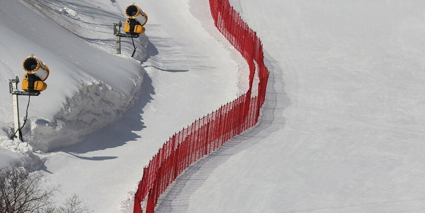 Schneekanonen an einer Skipiste