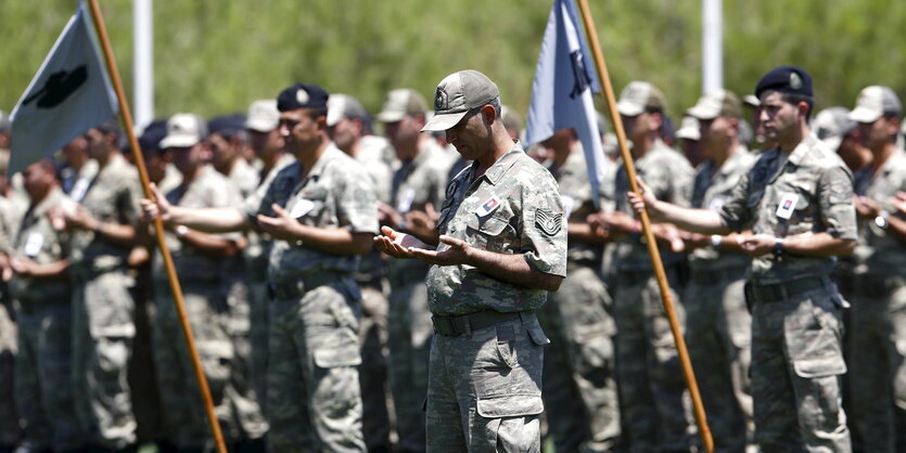 betende türkische Soldaten