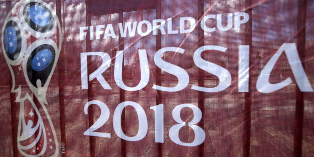 Banner mit Logo für die Fußball-WM 2018 in Russland