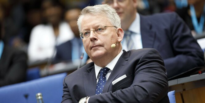 Peter Limbourg ist bildfüllend zu sehen beim Global Media Forum zum Thema Shifting Powers im ehemaligen Plenarsaal des Bundestages im World Conference Center Bonn 2019