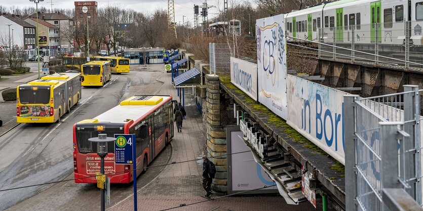 S-Bahn und Busse an einem S-Bahnhof