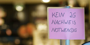 Das Foto zeigt einen Zettel an einem Geschäftseingang, auf dem steht "Kein 2G-Nachweis notwendig".