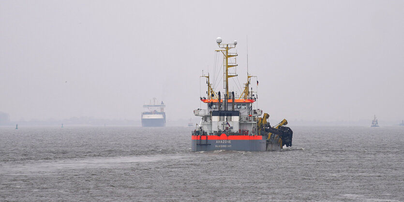 Baggerschiff auf der Elbe