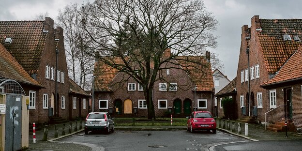 Drei Altbauten aus rotem Backstein in der Schulenburger Landstraße in Hannover.