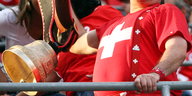 Schweizer Fußballfan mit Kuhglocke in der Hand