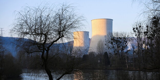 Blick auf das Atomkraftwerk in Chooz, Frankreich