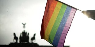 Regenbogenfahne vor dem Brandenburger Tor