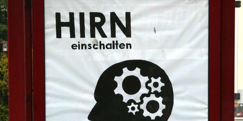 Plakat mit der Botschaft: „Hirn einschalten, Rassismus ausschalten“