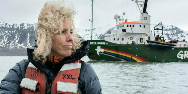 Jenniver Morgan steht vor einem Greenpeace Schiff