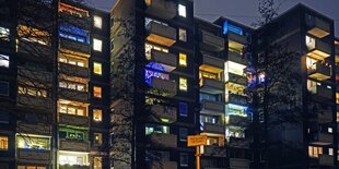 ERleuchtete Fenster in einem Hochhaus am Abend