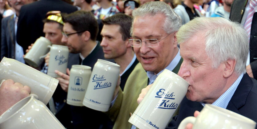 Horst Seehofer und andere CSU-Politiker mit Bierseidel