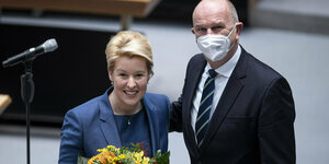 Das Foto zeigt Berlins Regierungschefin Franziska Giffey neben Brandenburgs Ministerpräsident Dietmar Woidke (beide SPD).