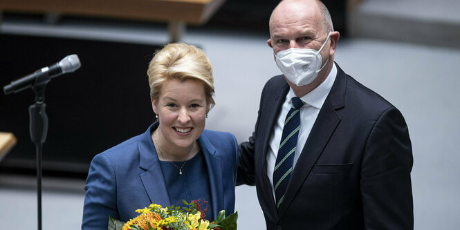 Das Foto zeigt Berlins Regierungschefin Franziska Giffey neben Brandenburgs Ministerpräsident Dietmar Woidke (beide SPD).