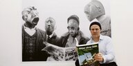 Jens Ullrich posiert mit seinem Buch "Bilder ohne Geld"