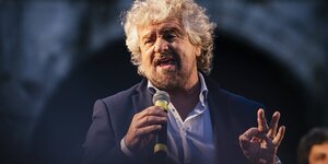 Beppe Grillo spricht in ein Mikrofon