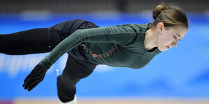 Die russische Eiskunstläuferin Kamila Walijewa gleitet über das Eis