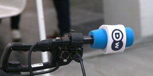 Mikrofon mit dem Logo der Deutschen Welle DW