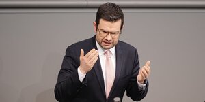 Marco Buschmann am Rednerpult im Bundestag