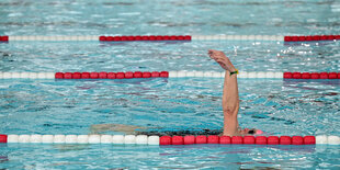 Kraulende Schwimmerin im Becken.