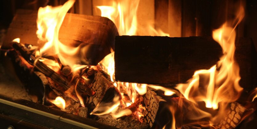 Ein Holzfeuer im Kamin