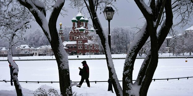 Ein Blick auf eine große orthodoxe Kirche im Moskauer Winter