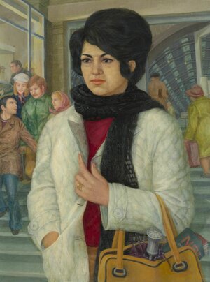 Junge Frau mit schwarzen Haaren und schwarzem Schal