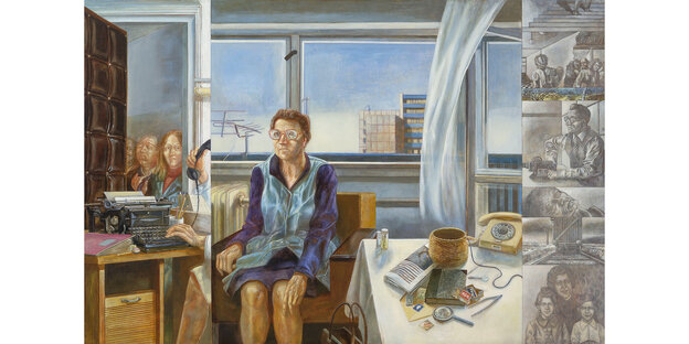 Gemälde einer älteren Frau in Kittelschürze, links ihre Berufstätigkeit als Sekretärin, rechts die Schatten der Vergangenheit
