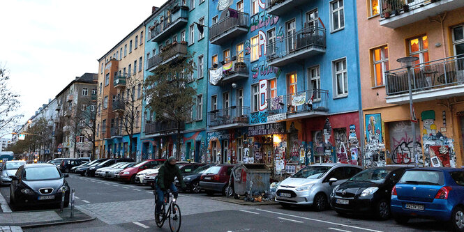 Wenig Verkehr vor der teilbesetzte RIgaer Straße 94