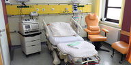 Bett für eine Gebärende in einer Geburtsklinik