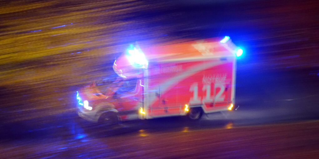 Verschwommener Krankenwagen mit Blaulicht