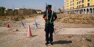 Polizist überwacht Straße zu einem Lager in Xinjiang