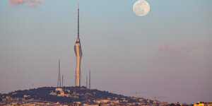 TV RAdio Tower und Vollmond über Istanbul
