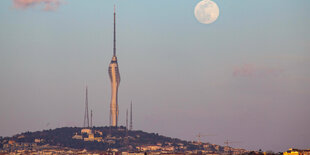 TV RAdio Tower und Vollmond über Istanbul