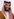 Ein Mann mit Bart und der saudischen Kopfbedeckung blickt lächelnd