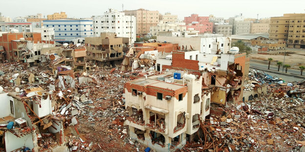 Reste von zerstörten Häusern in Jeddah stehen neben Schutthaufen, Saudi-Arabien.