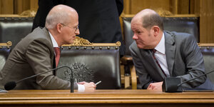 Peter Tschentscher und Olaf Scholz einander zugewandt auf der Senatsbank