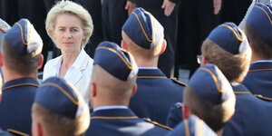 Ursula von der Leyen mit Soldaten